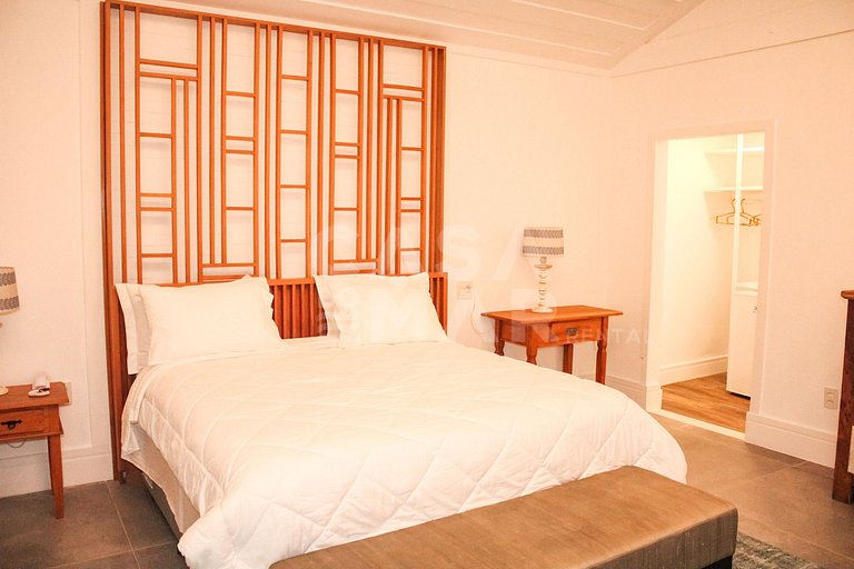 Linda casa na Ferradura, a apenas 50 metros da praia, com oi
