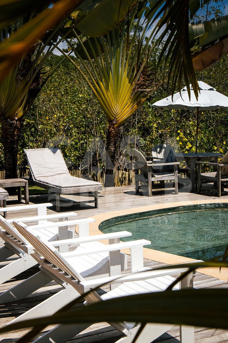 Linda casa com cinco suítes, há apenas 20 metros da Praia do