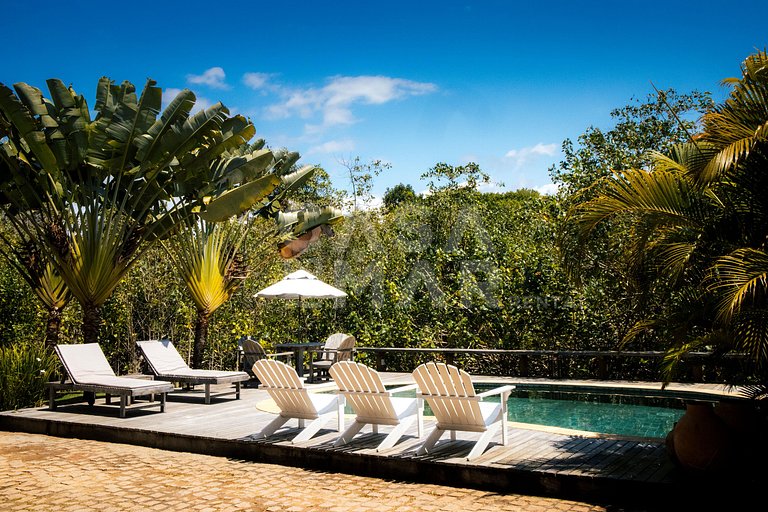 Linda casa com cinco suítes, há apenas 20 metros da Praia do