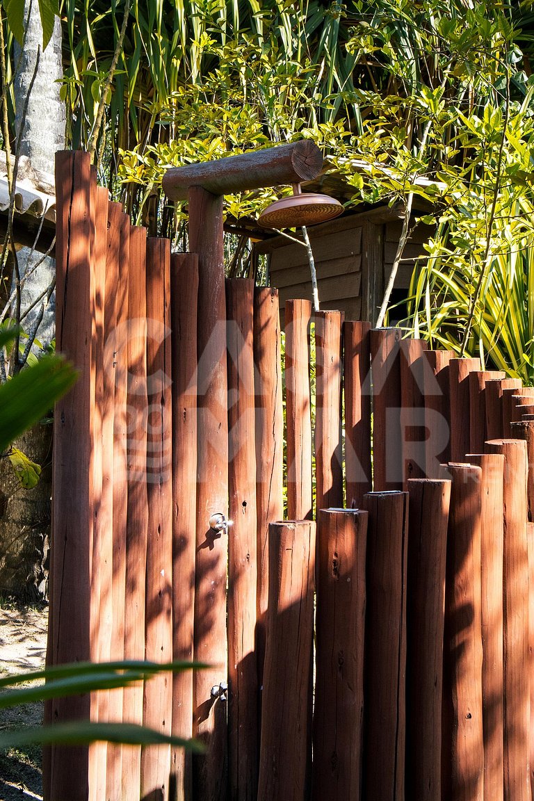 Linda casa com cinco suítes, há apenas 20 metros da Praia do