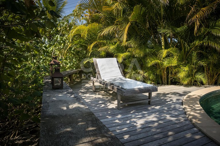 Linda casa com cinco suítes, há apenas 20 metros da Praia do