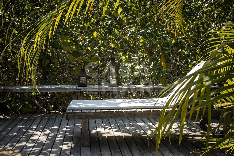 Linda casa com cinco suítes, há apenas 20 metros da Praia do