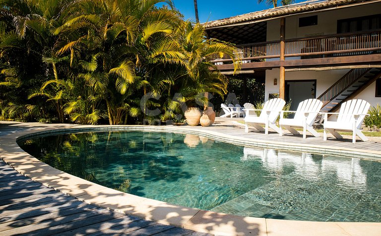 Linda casa com cinco suítes, há apenas 20 metros da Praia do