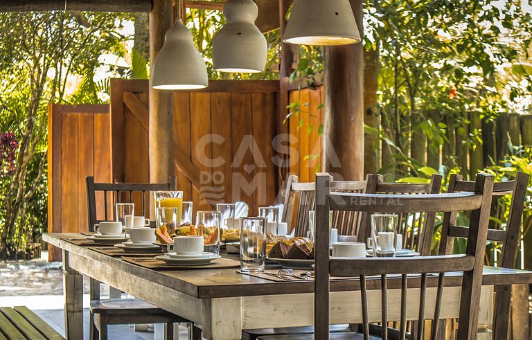 Linda casa com cinco suítes, há apenas 20 metros da Praia do