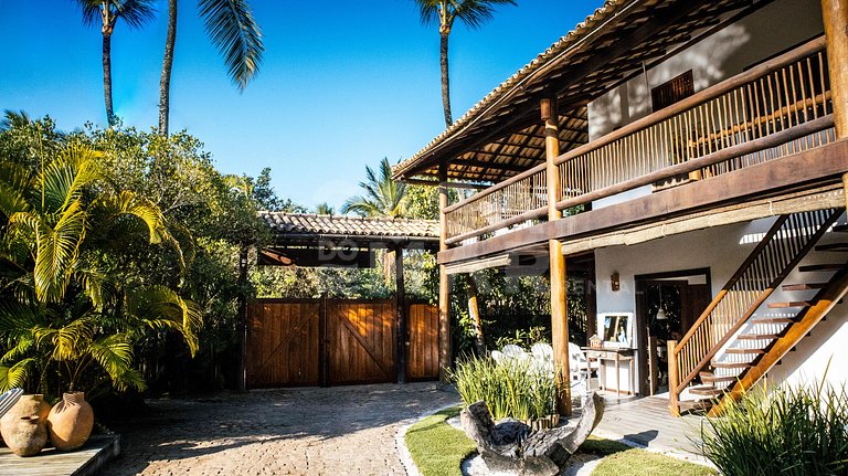 Linda casa com cinco suítes, há apenas 20 metros da Praia do