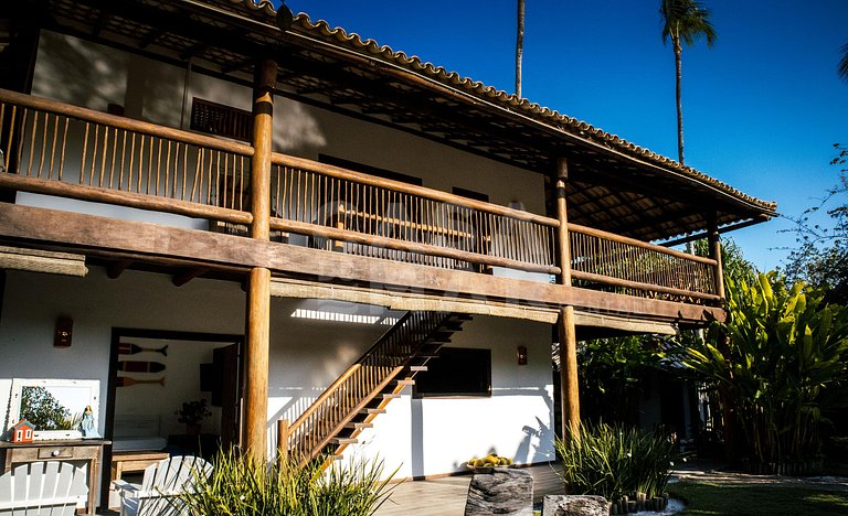 Linda casa com cinco suítes, há apenas 20 metros da Praia do
