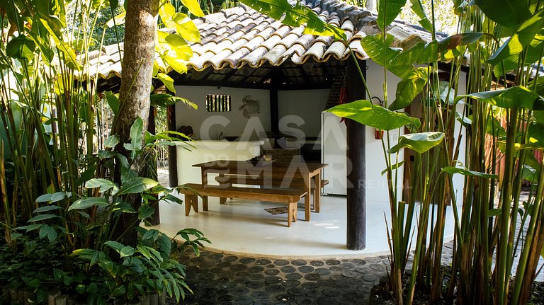 Linda casa com cinco suítes, há apenas 20 metros da Praia do
