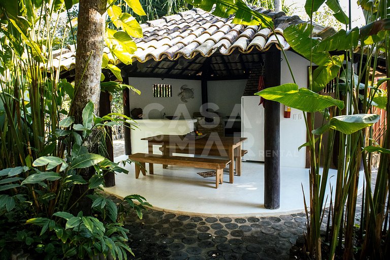 Linda casa com cinco suítes, há apenas 20 metros da Praia do
