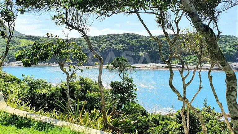 Villa Foca, com quatro suítes, frente mar