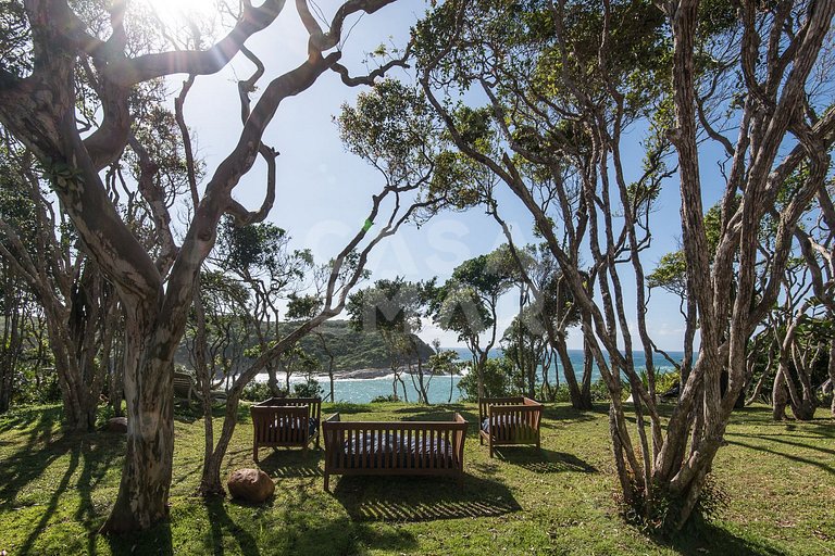 Villa Foca, com quatro suítes, frente mar
