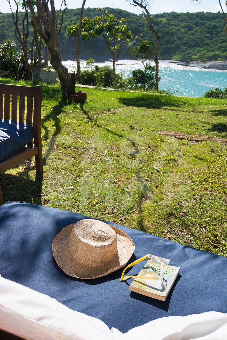 Villa Foca, com quatro suítes, frente mar