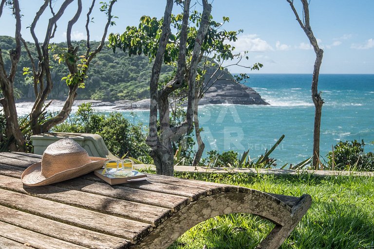 Villa Foca, com quatro suítes, frente mar