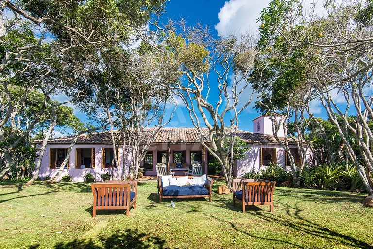 Villa Foca, com quatro suítes, frente mar