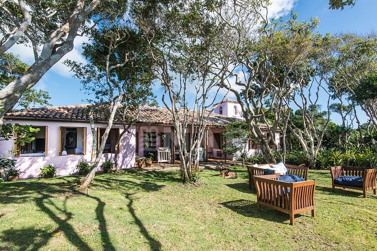 Villa Foca, com quatro suítes, frente mar