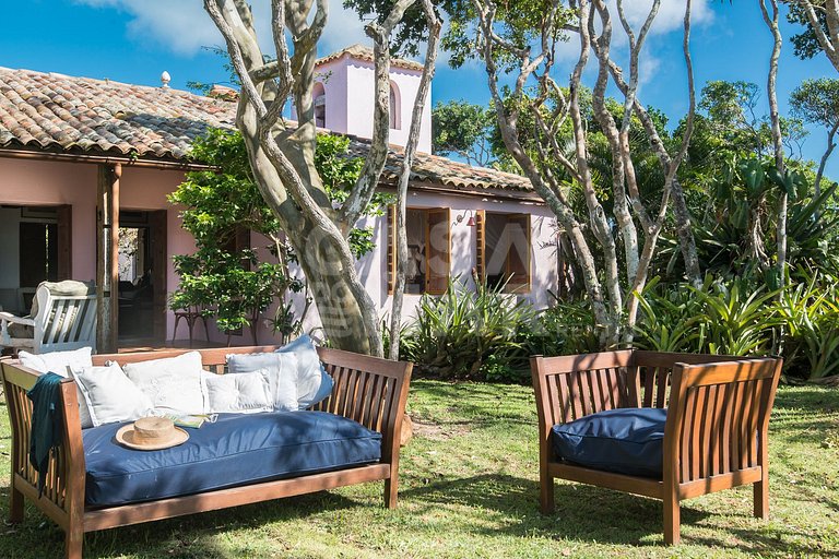 Villa Foca, com quatro suítes, frente mar