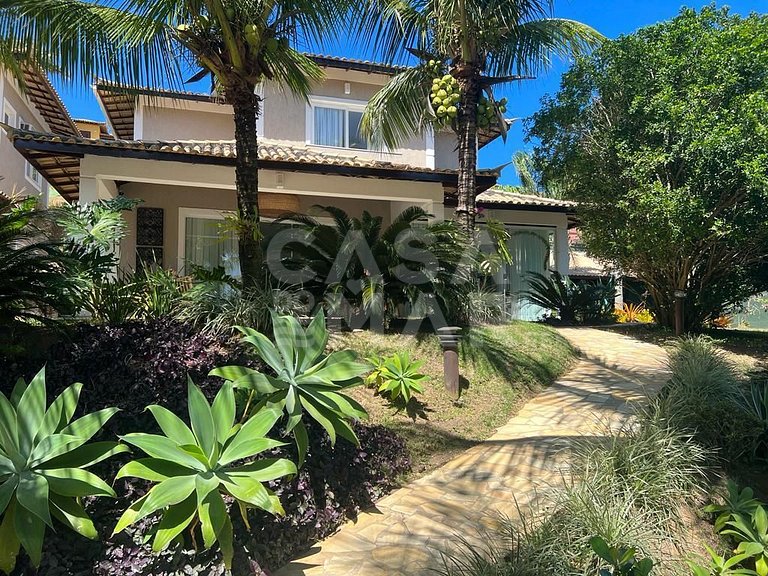 Linda casa com quatro suítes, em condomínio próximo à Praia