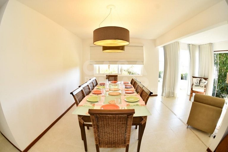 Beautiful house with four suites, in a condominium close to