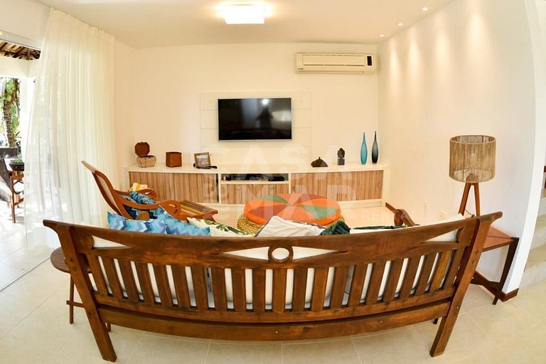 Linda casa com quatro suítes, em condomínio próximo à Praia