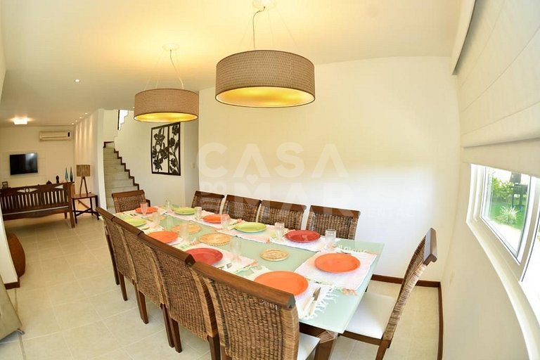 Linda casa com quatro suítes, em condomínio próximo à Praia
