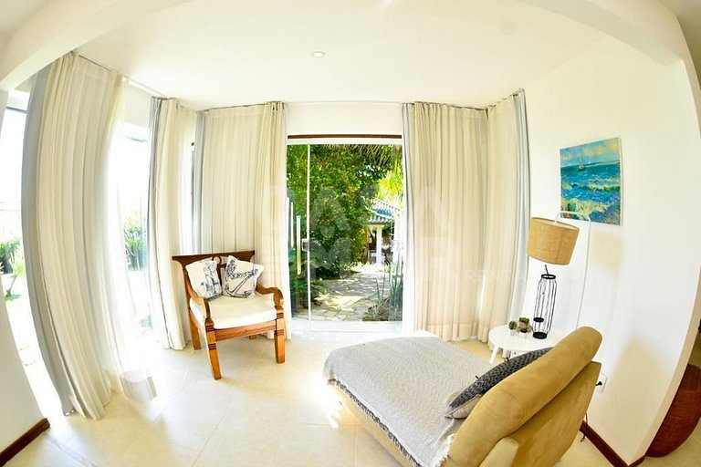 Linda casa com quatro suítes, em condomínio próximo à Praia