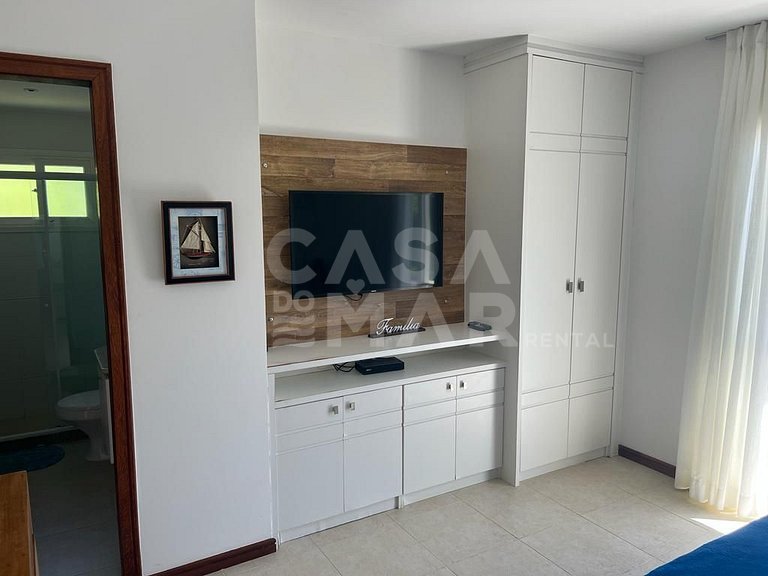 Linda casa com quatro suítes, em condomínio próximo à Praia