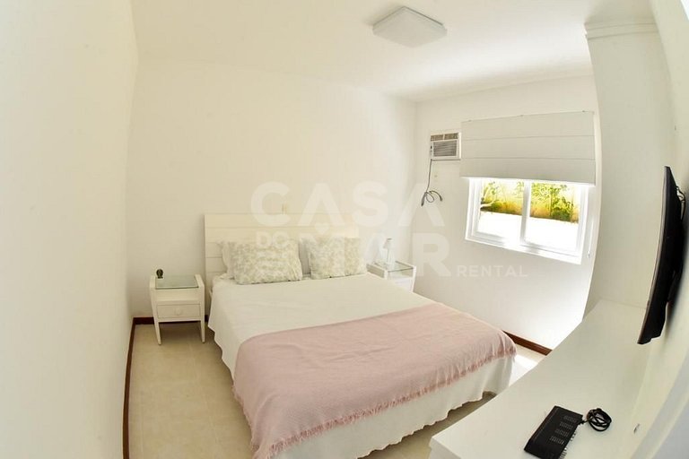 Beautiful house with four suites, in a condominium close to