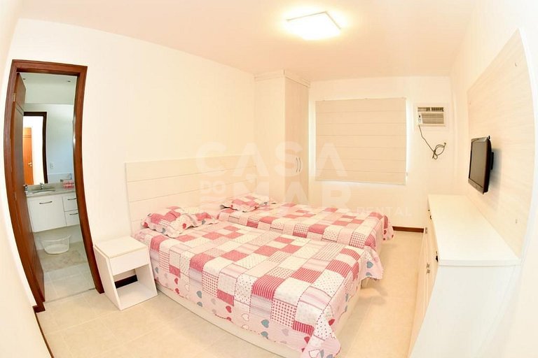 Beautiful house with four suites, in a condominium close to