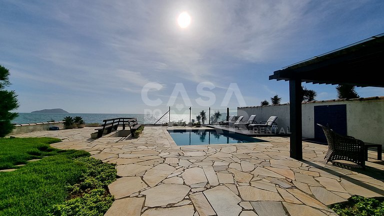 Linda casa com quatro suítes, piscina, pé na areia, em condo