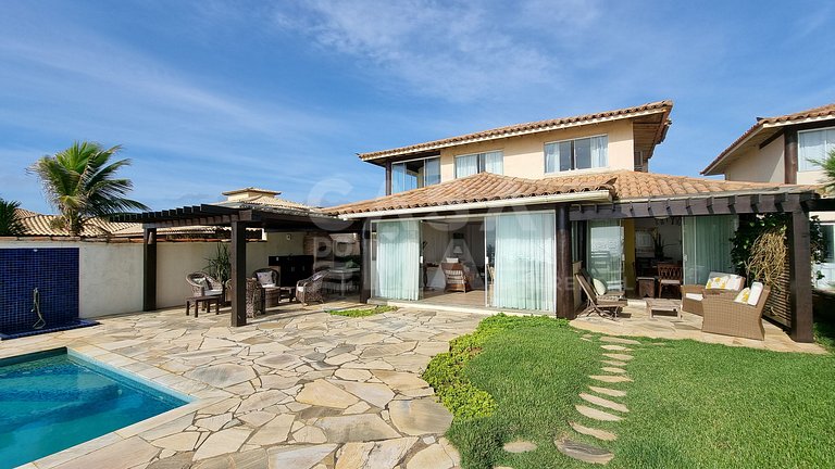 Beautiful house with four suites, swimming pool, right on th