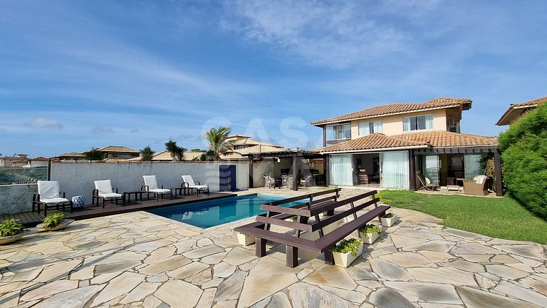 Linda casa com quatro suítes, piscina, pé na areia, em condo