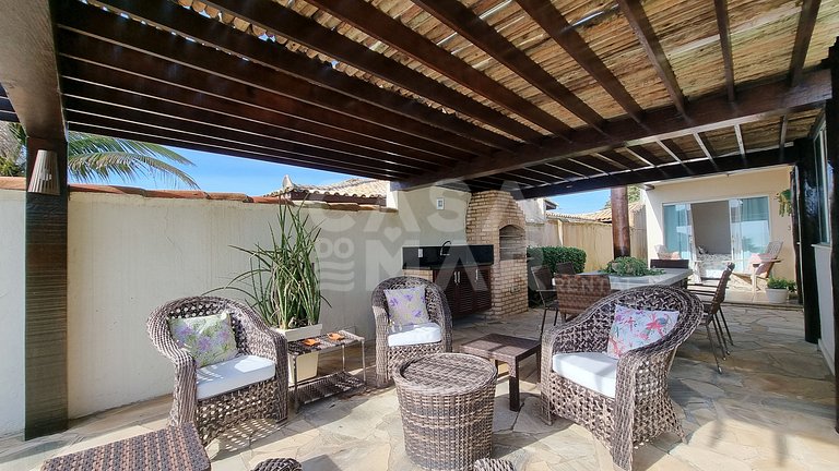 Linda casa com quatro suítes, piscina, pé na areia, em condo