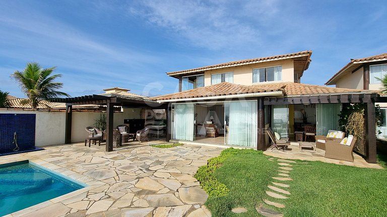 Linda casa com quatro suítes, piscina, pé na areia, em condo