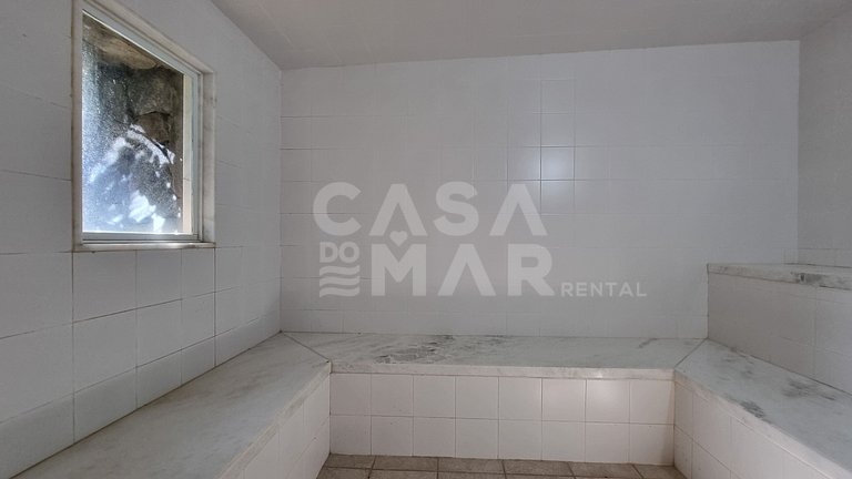 Beautiful house with four suites, swimming pool, right on th