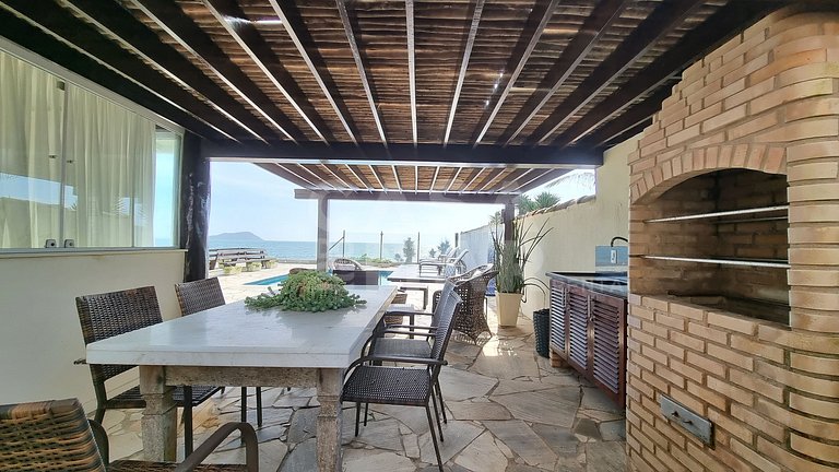 Linda casa com quatro suítes, piscina, pé na areia, em condo