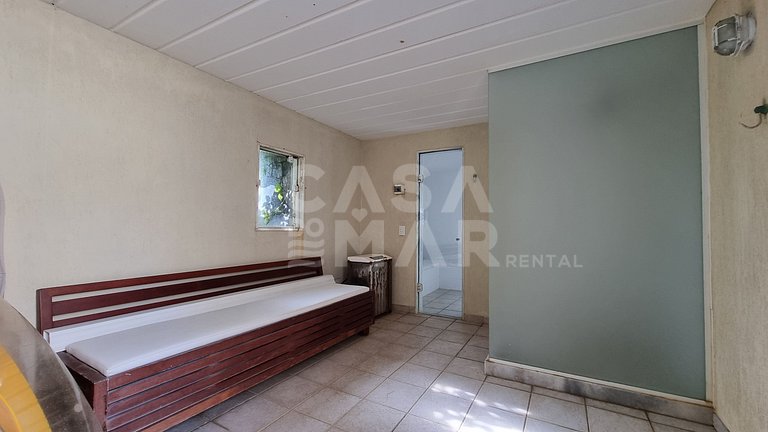 Linda casa com quatro suítes, piscina, pé na areia, em condo