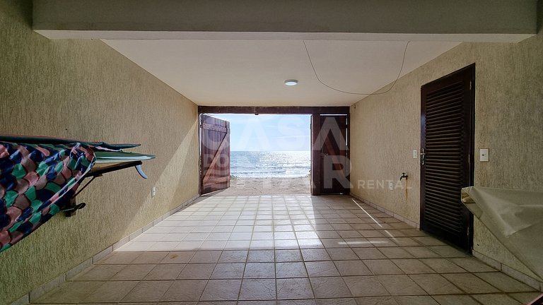 Beautiful house with four suites, swimming pool, right on th