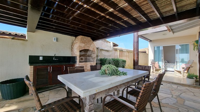 Linda casa com quatro suítes, piscina, pé na areia, em condo
