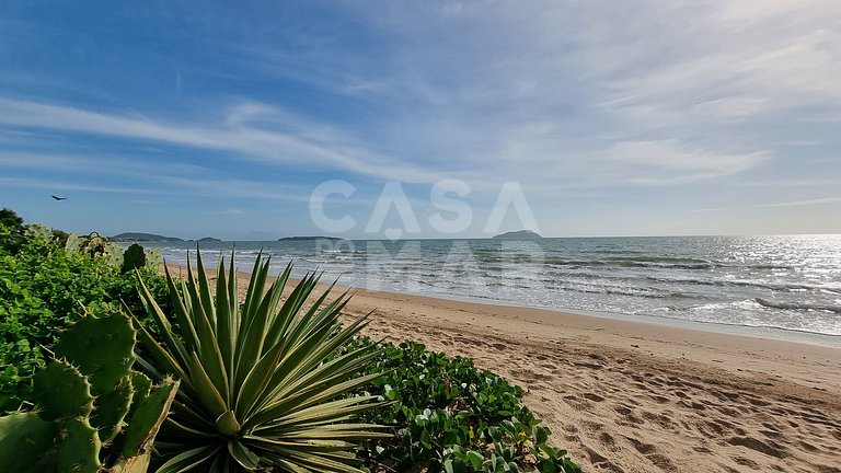 Linda casa com quatro suítes, piscina, pé na areia, em condo