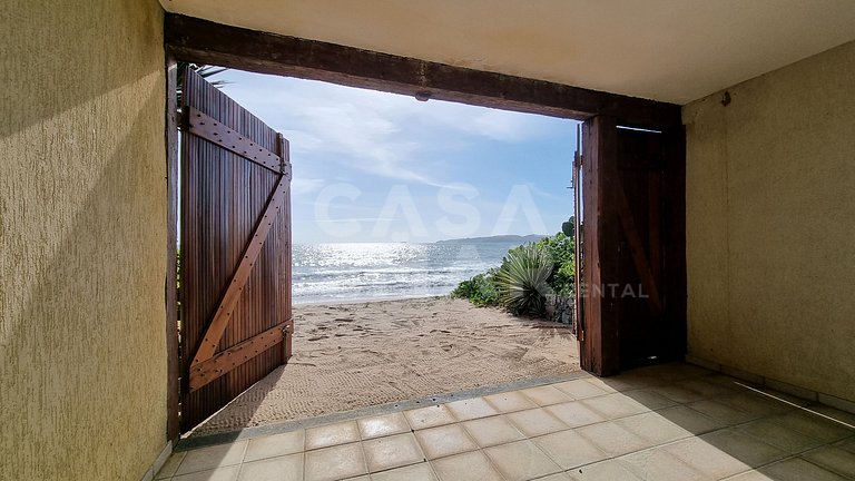 Linda casa com quatro suítes, piscina, pé na areia, em condo