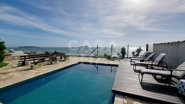 Linda casa com quatro suítes, piscina, pé na areia, em condo