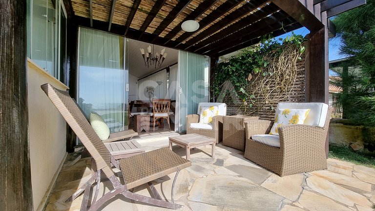Beautiful house with four suites, swimming pool, right on th