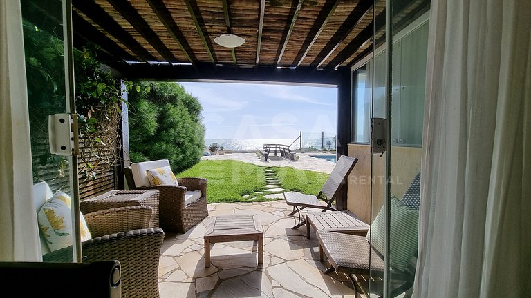 Linda casa com quatro suítes, piscina, pé na areia, em condo