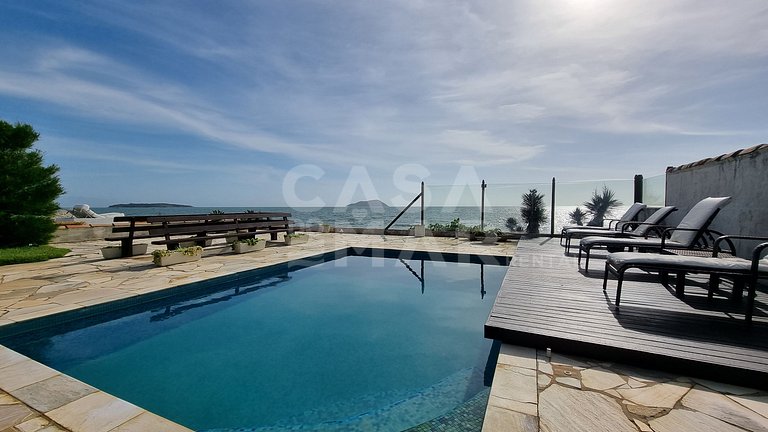 Linda casa com quatro suítes, piscina, pé na areia, em condo
