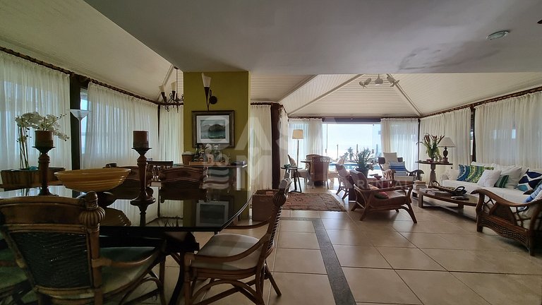 Linda casa com quatro suítes, piscina, pé na areia, em condo