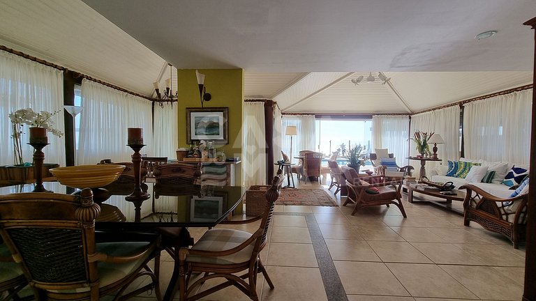 Beautiful house with four suites, swimming pool, right on th
