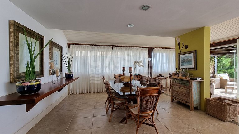 Linda casa com quatro suítes, piscina, pé na areia, em condo
