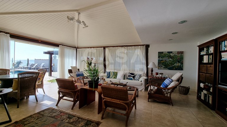 Linda casa com quatro suítes, piscina, pé na areia, em condo