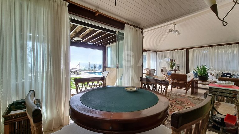 Linda casa com quatro suítes, piscina, pé na areia, em condo