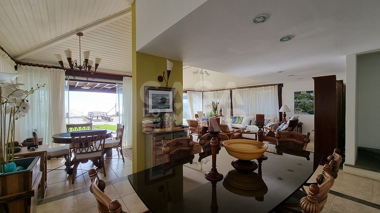 Linda casa com quatro suítes, piscina, pé na areia, em condo