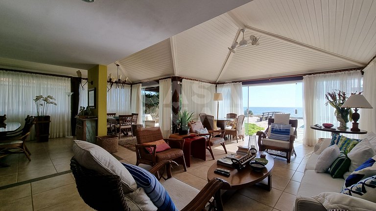 Beautiful house with four suites, swimming pool, right on th